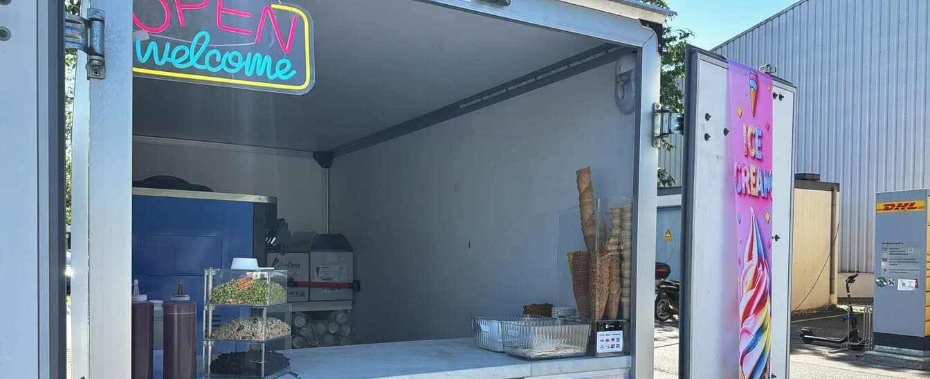 Blick in den Wagen: Topping-Gläser, gestapelte Waffeltüten und die Ausgabe-Theke
