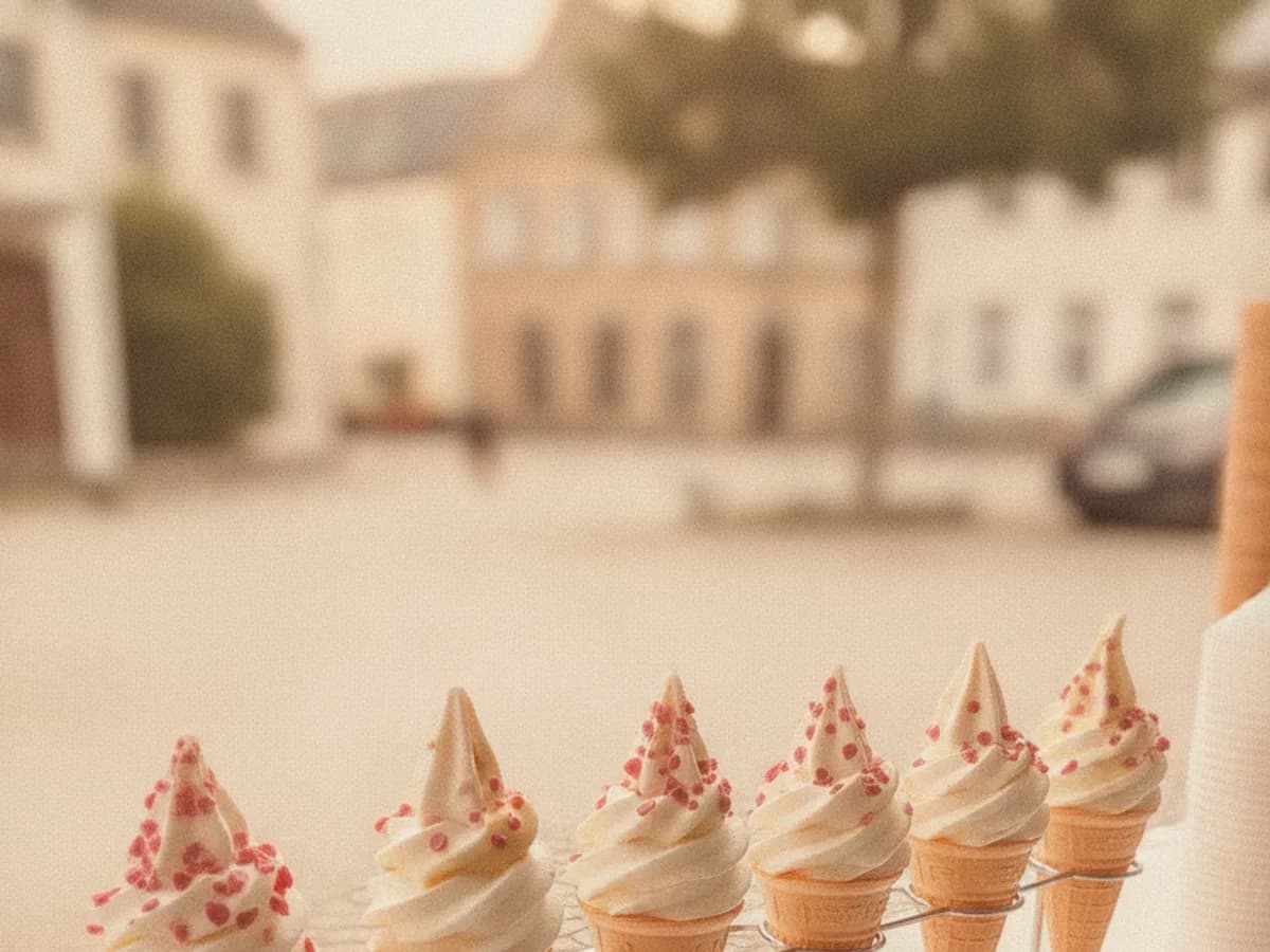 Eine Reihe frisch gezogener Softeis-Waffeln mit Streuseln auf der Theke des Wagens